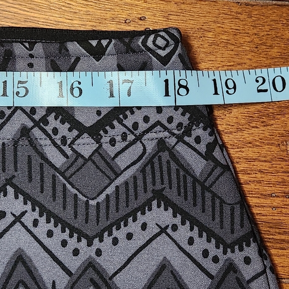 Athleta Women's Monarch Geo Printed Tech Fleece Lined Skirt Size XL Black Grey - Picture 4 of 13